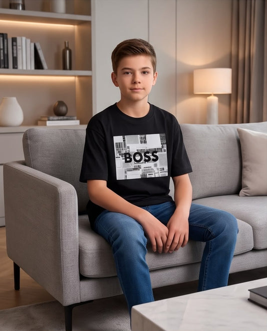 Camiseta Niño BOSS Collage Blanco y Gris Letras Negras Negra Semi Oversize