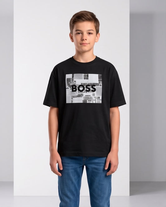 Camiseta Niño BOSS Collage Blanco y Gris Letras Negras Negra Semi Oversize