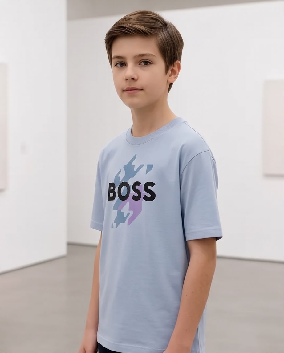 Camiseta Niño BOSS Letras Negras Geométrico Azul y Lila Azul Cielo Semi Oversize