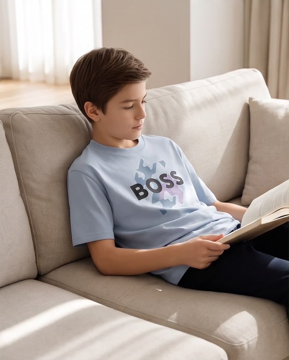 Camiseta Niño BOSS Letras Negras Geométrico Azul y Lila Azul Cielo Semi Oversize