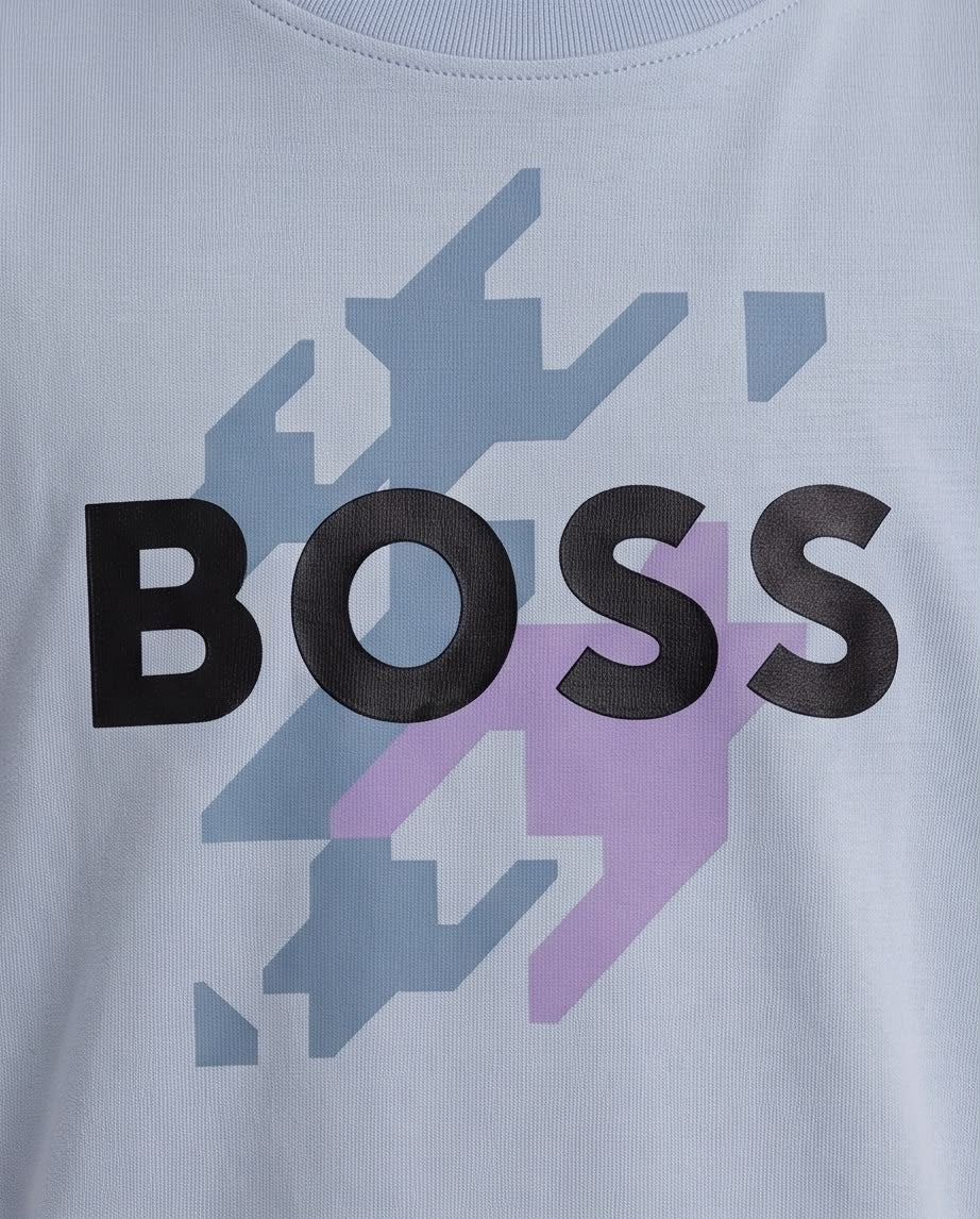 Camiseta Niño BOSS Letras Negras Geométrico Azul y Lila Azul Cielo Semi Oversize