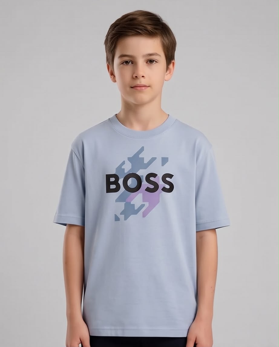 Camiseta Niño BOSS Letras Negras Geométrico Azul y Lila Azul Cielo Semi Oversize