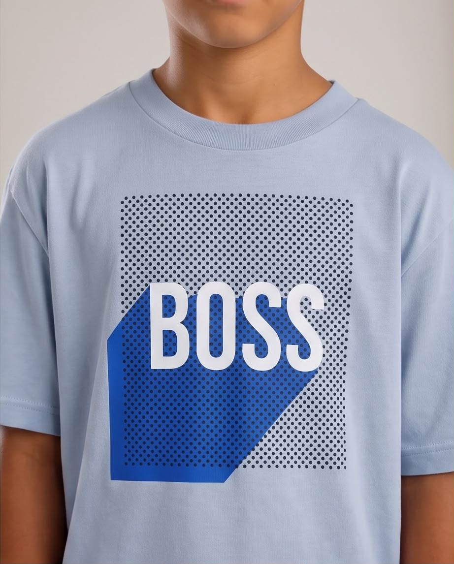 Camiseta Niño BOSS Letras Blancas Geométrico Azul Fondo Punteado Azul Cielo Semi Oversize