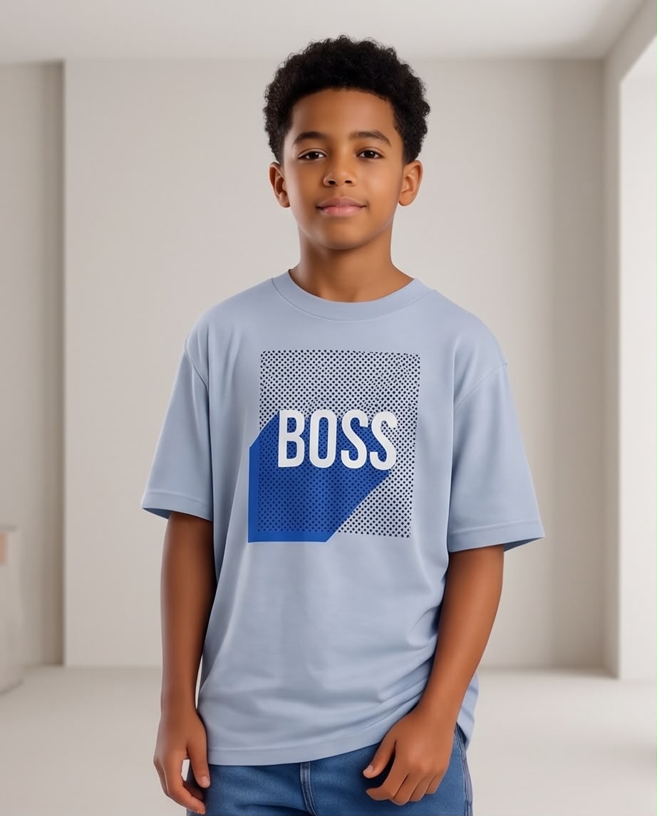 Camiseta Niño BOSS Letras Blancas Geométrico Azul Fondo Punteado Azul Cielo Semi Oversize