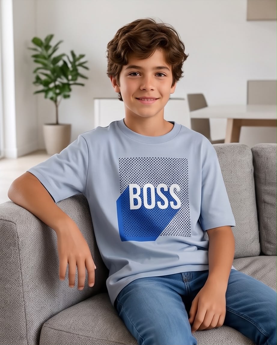Camiseta Niño BOSS Letras Blancas Geométrico Azul Fondo Punteado Azul Cielo Semi Oversize