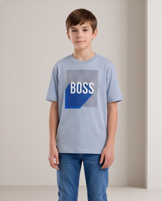 Camiseta Niño BOSS Letras Blancas Geométrico Azul Fondo Punteado Azul Cielo Semi Oversize