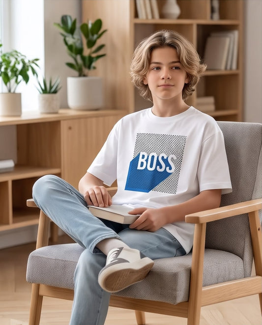 Camiseta Niño BOSS Letras Blancas Geométrico Azul Fondo Punteado Blanca Semi Oversize