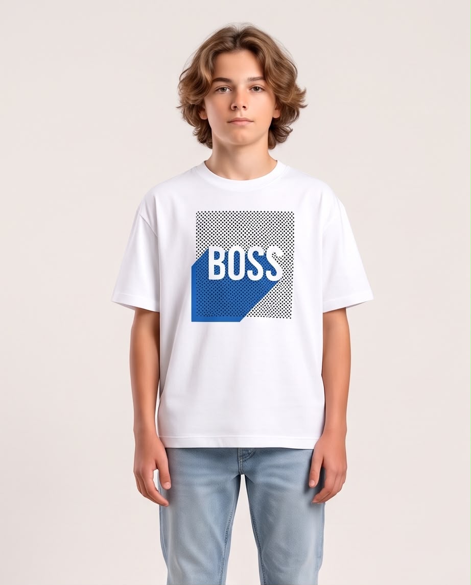 Camiseta Niño BOSS Letras Blancas Geométrico Azul Fondo Punteado Blanca Semi Oversize