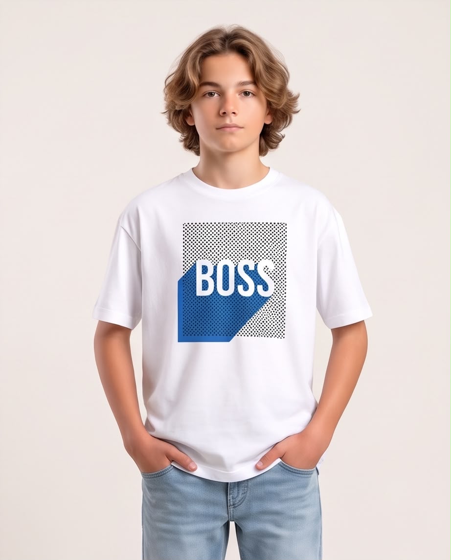 Camiseta Niño BOSS Letras Blancas Geométrico Azul Fondo Punteado Blanca Semi Oversize