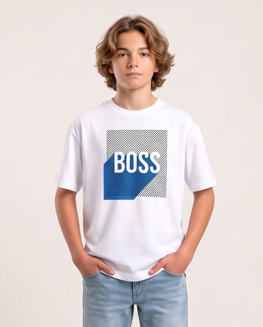 Camiseta Niño BOSS Letras Blancas Geométrico Azul Fondo Punteado Blanca Semi Oversize