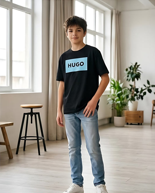 Camiseta Niño HUGO Letras Negras Recuadro Celeste Negra Semi Oversize