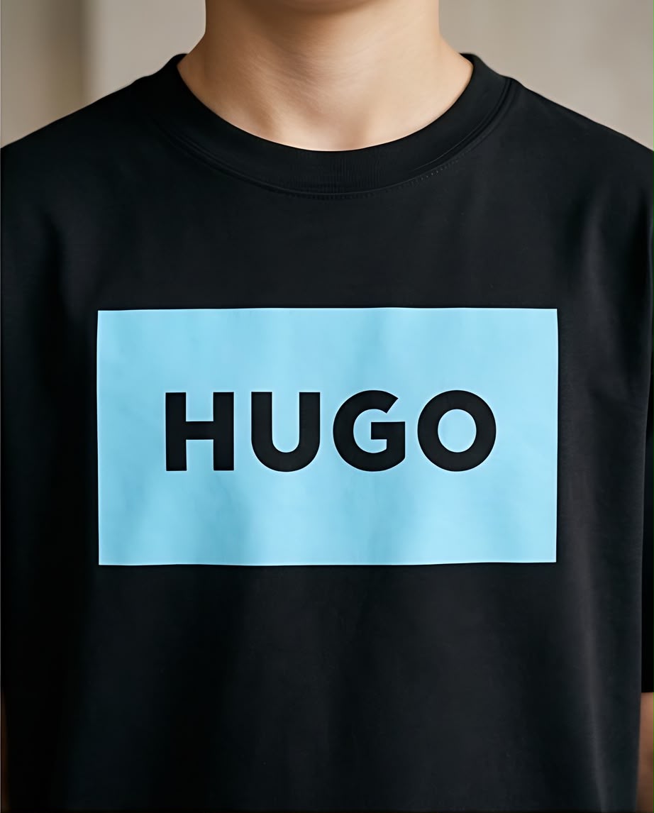 Camiseta Niño HUGO Letras Negras Recuadro Celeste Negra Semi Oversize