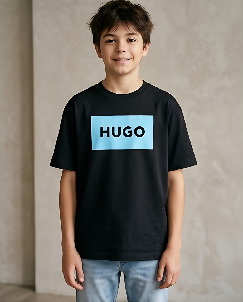 Camiseta Niño HUGO Letras Negras Recuadro Celeste Negra Semi Oversize