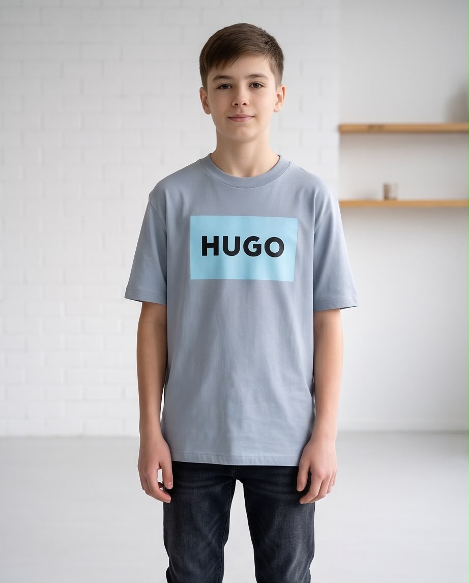 Camiseta Niño HUGO Letras Negras Recuadro Celeste Azul Cielo Semi Oversize