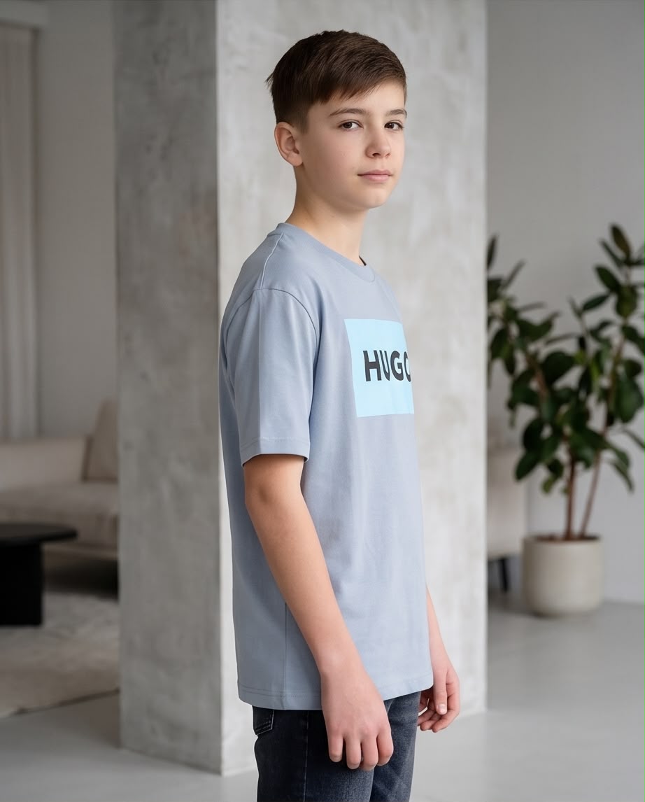 Camiseta Niño HUGO Letras Negras Recuadro Celeste Azul Cielo Semi Oversize