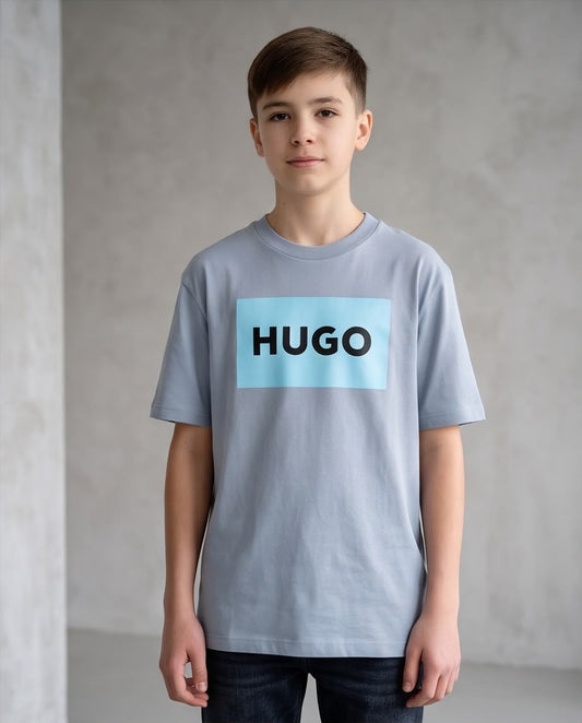 Camiseta Niño HUGO Letras Negras Recuadro Celeste Azul Cielo Semi Oversize