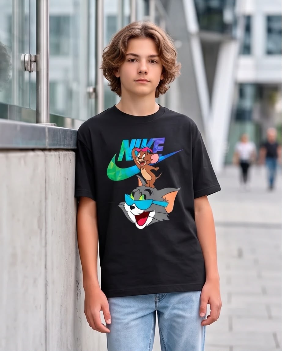 Camiseta Niño Nike Tom y Jerry Logo Multicolor Negra Semi Oversize