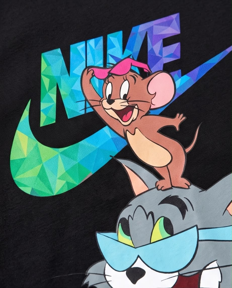 Camiseta Niño Nike Tom y Jerry Logo Multicolor Negra Semi Oversize