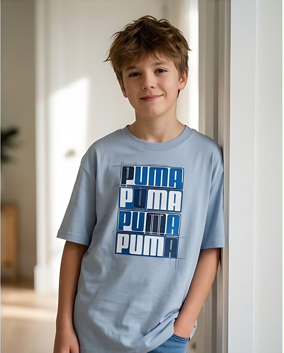 Camiseta Niño Puma Cuatro Filas Letras Azules Azul Cielo Semi Oversize
