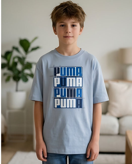 Camiseta Niño Puma Cuatro Filas Letras Azules Azul Cielo Semi Oversize