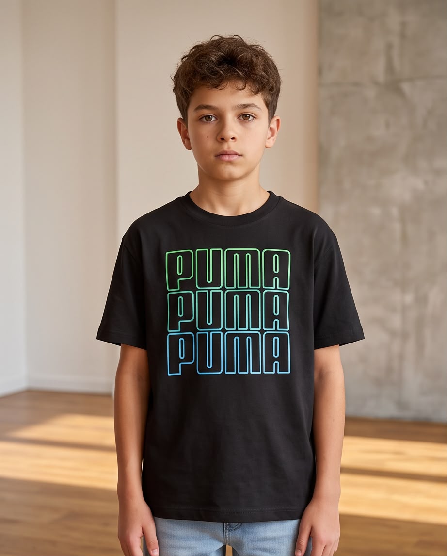 Camiseta Niño Puma Tres Filas Contorno Verde y Azul Negra Semi Oversize