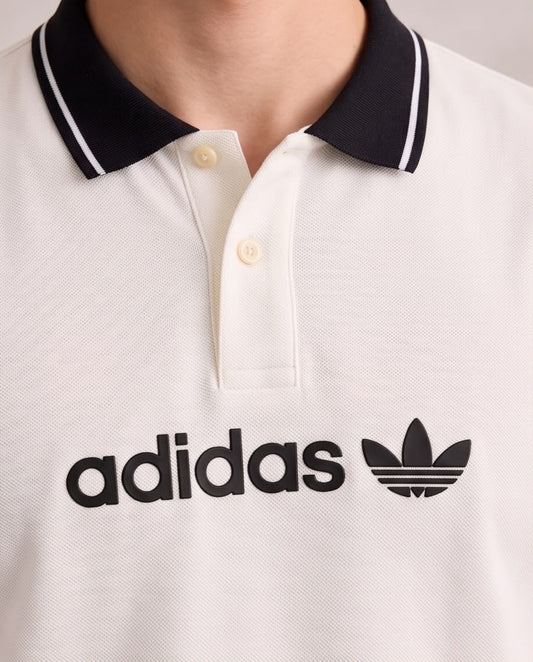 Camiseta Tipo Polo Marfil adidas Trébol Negro Cuello y Puños Negros Regular Fit