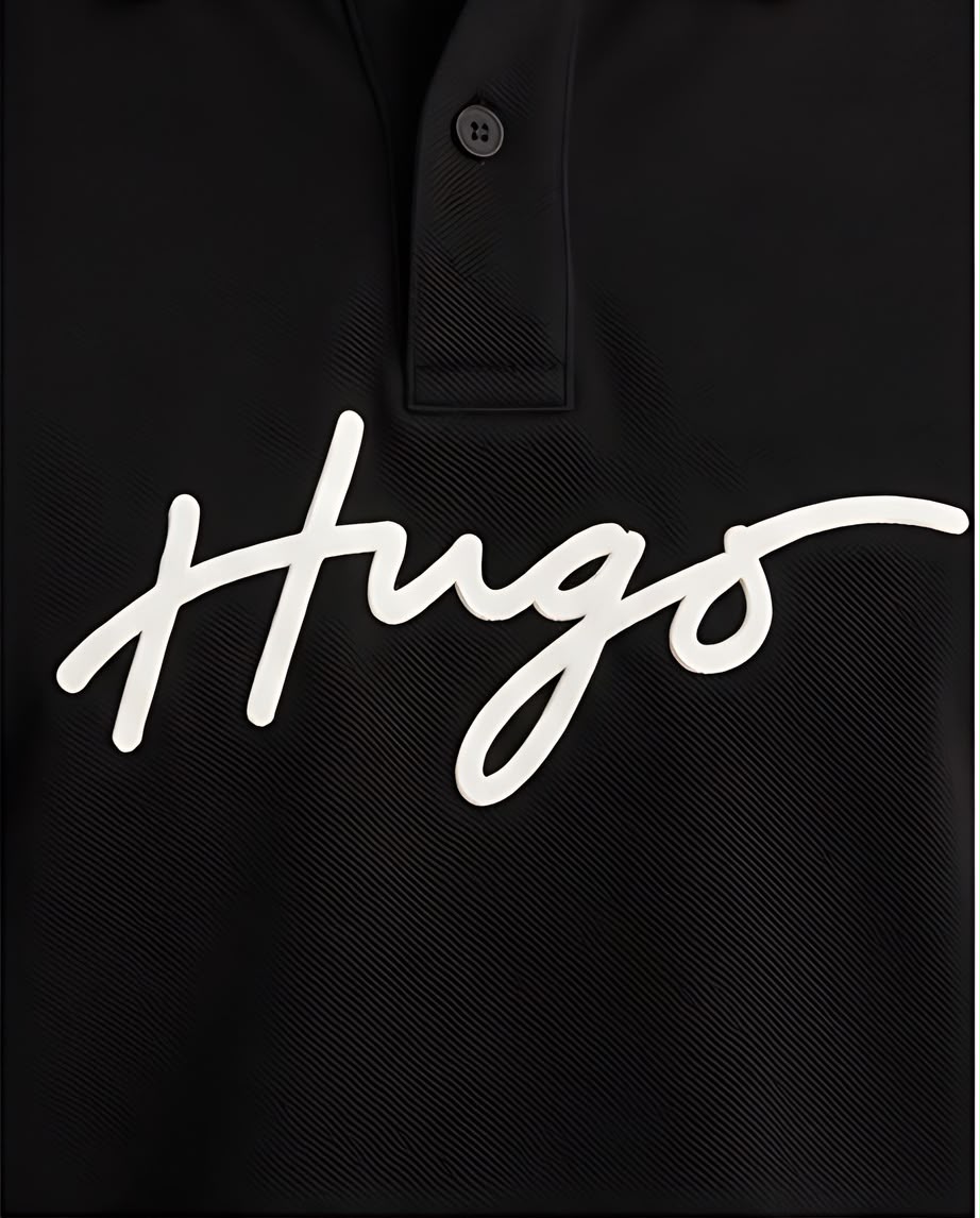 Camiseta Tipo Polo Negra HUGO Firma Blanca Cuello y Puños Blancos Regular Fit