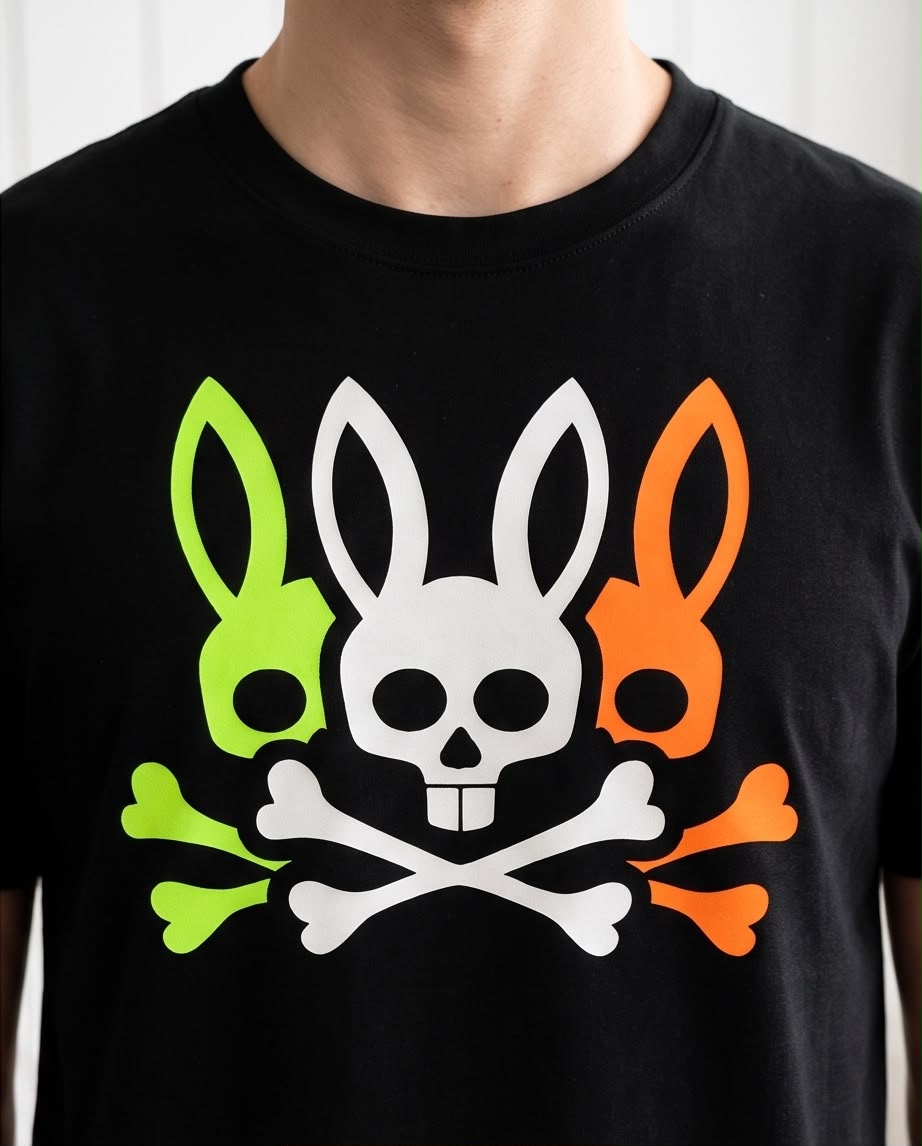 Camiseta Negra Tres Conejos Verde Blanco y Naranja Regular Fit